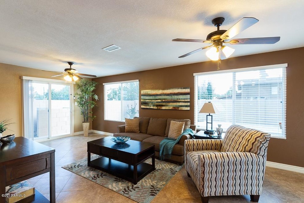 Foto di un soggiorno stile americano di medie dimensioni e aperto con sala formale, pareti beige, TV a parete e pavimento marrone