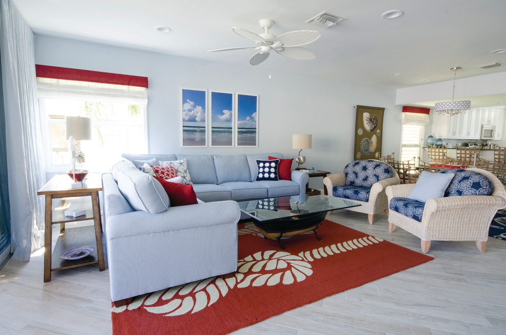Mittelgroßes, Offenes Maritimes Wohnzimmer ohne Kamin mit blauer Wandfarbe und Porzellan-Bodenfliesen in Miami