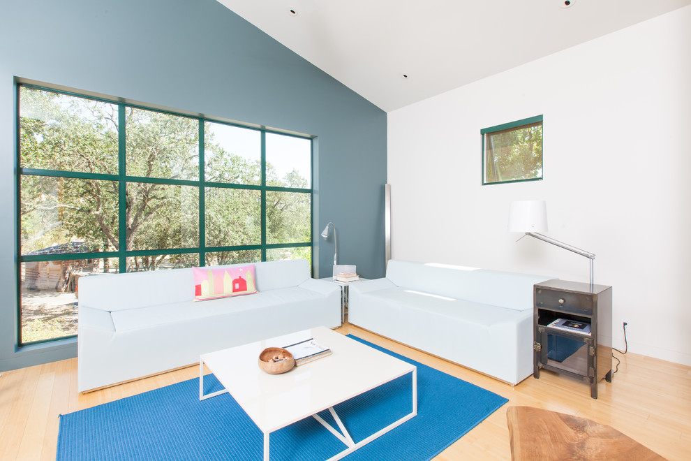 Immagine di un soggiorno minimal con pareti multicolore e parquet chiaro