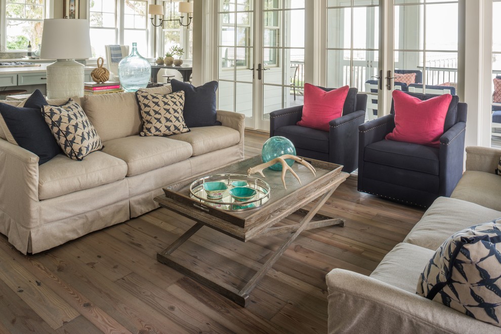 Foto di un soggiorno stile marinaro di medie dimensioni con pareti beige e pavimento in legno massello medio