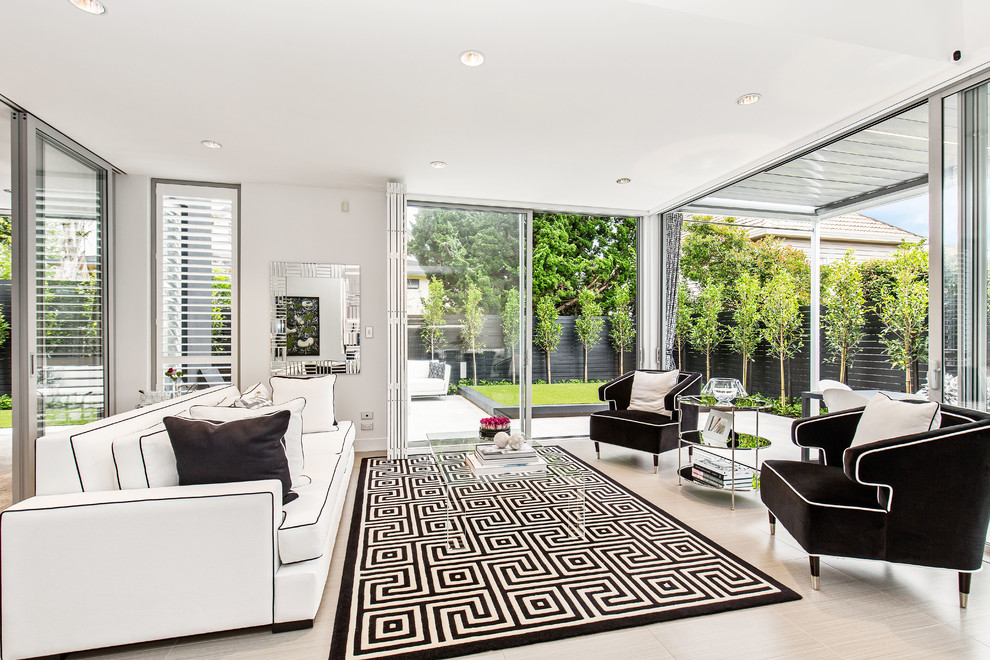 Immagine di un soggiorno design con sala formale e pareti bianche