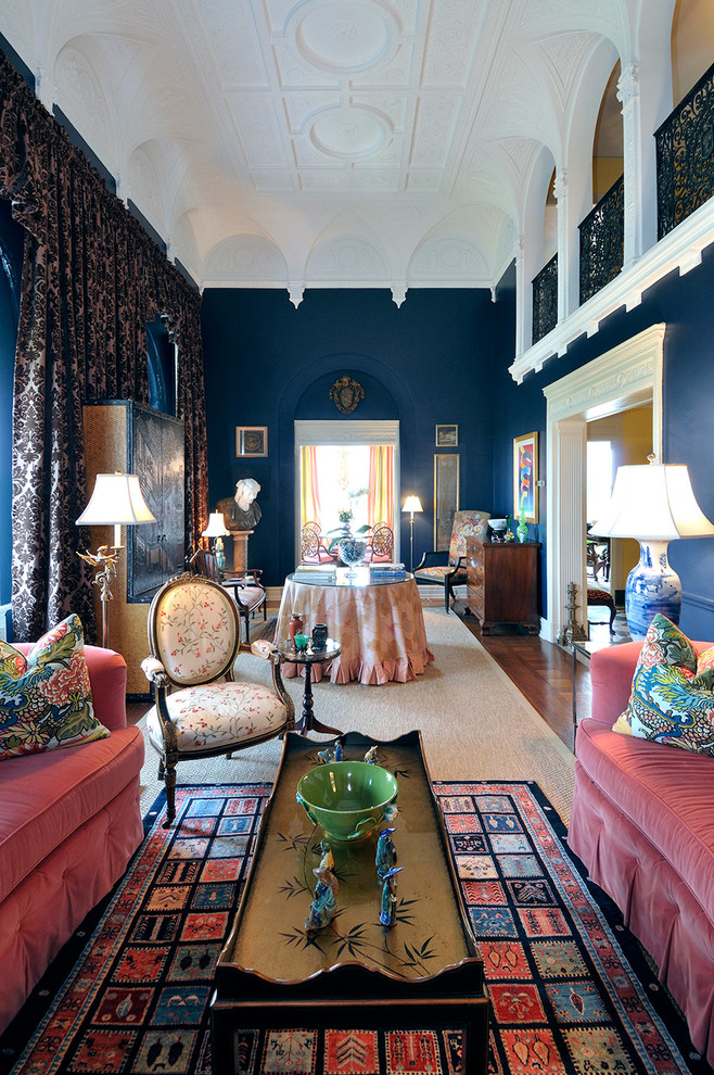 Inredning av ett klassiskt mellanstort separat vardagsrum, med ett finrum, blå väggar, mellanmörkt trägolv, en standard öppen spis, en spiselkrans i trä och brunt golv