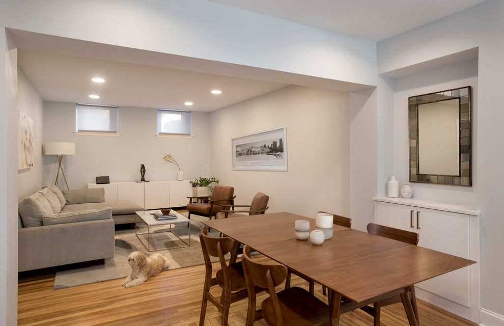 Foto de salón abierto minimalista pequeño sin chimenea con paredes grises y suelo de madera en tonos medios