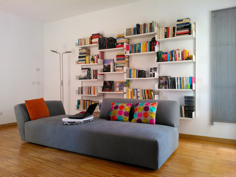 На фото: гостиная комната в современном стиле с белыми стенами, светлым паркетным полом и синим диваном с
