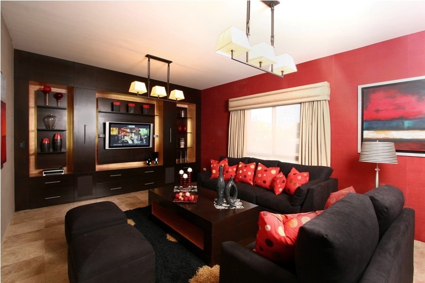 Réalisation d'un salon design de taille moyenne et ouvert avec un mur rouge, un sol en marbre et un téléviseur encastré.