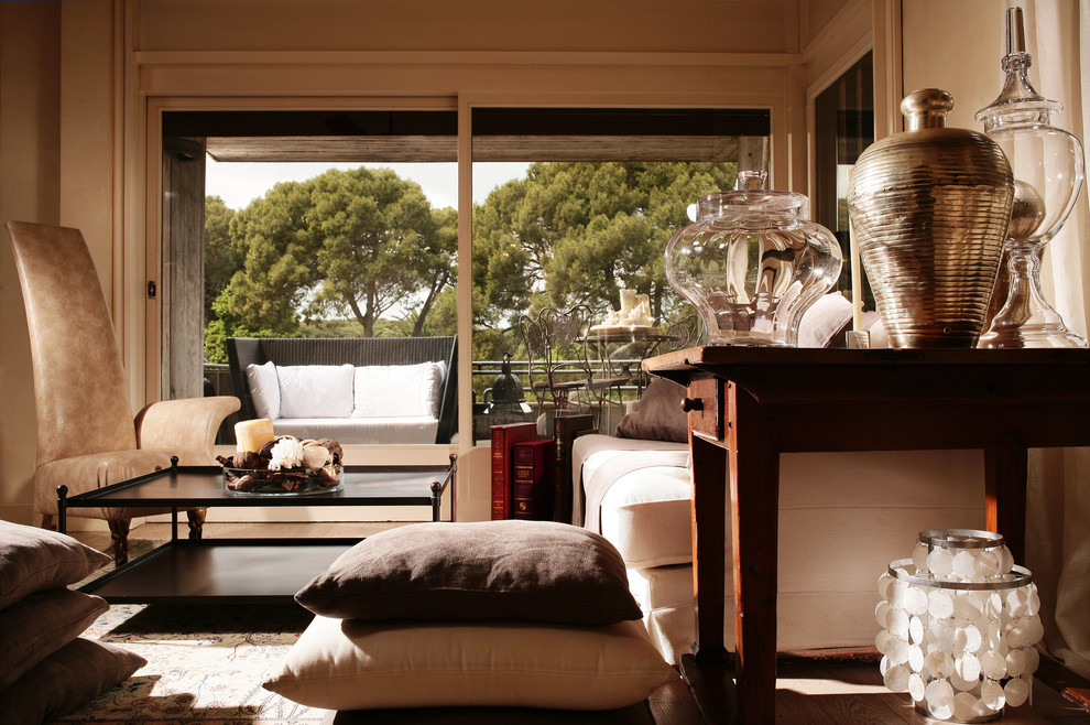Immagine di un soggiorno eclettico con pareti beige