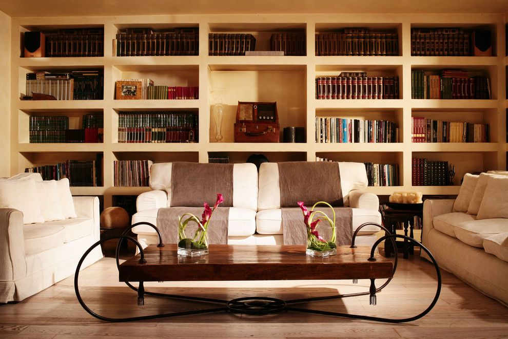 На фото: гостиная комната в современном стиле с с книжными шкафами и полками и красивыми шторами с