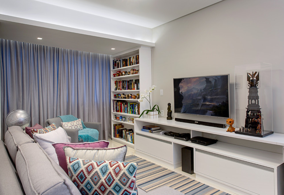 Стильный дизайн: маленькая двухуровневая гостиная комната в современном стиле с серыми стенами, полом из керамогранита и телевизором на стене без камина для на участке и в саду - последний тренд