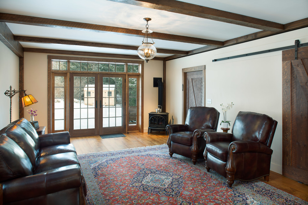 Großes, Repräsentatives, Fernseherloses, Abgetrenntes Country Wohnzimmer ohne Kamin mit beiger Wandfarbe und braunem Holzboden in Boston