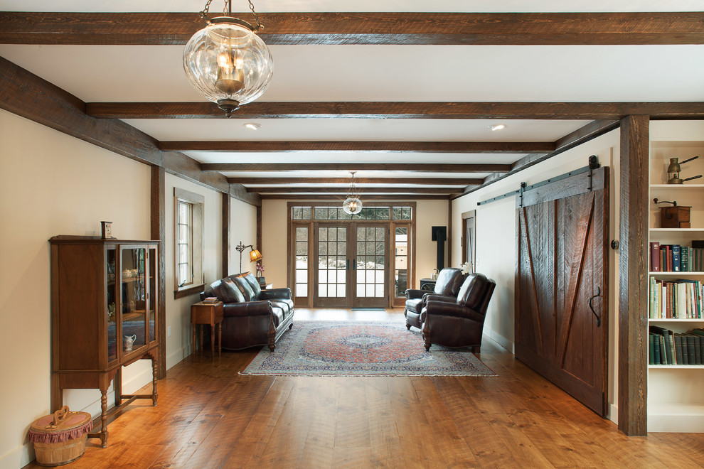 Großes, Repräsentatives, Fernseherloses, Abgetrenntes Landhaus Wohnzimmer ohne Kamin mit beiger Wandfarbe und braunem Holzboden in Boston