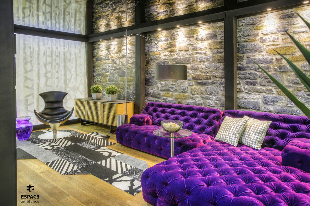 Imagen de salón para visitas abierto actual de tamaño medio con paredes grises y suelo de madera clara