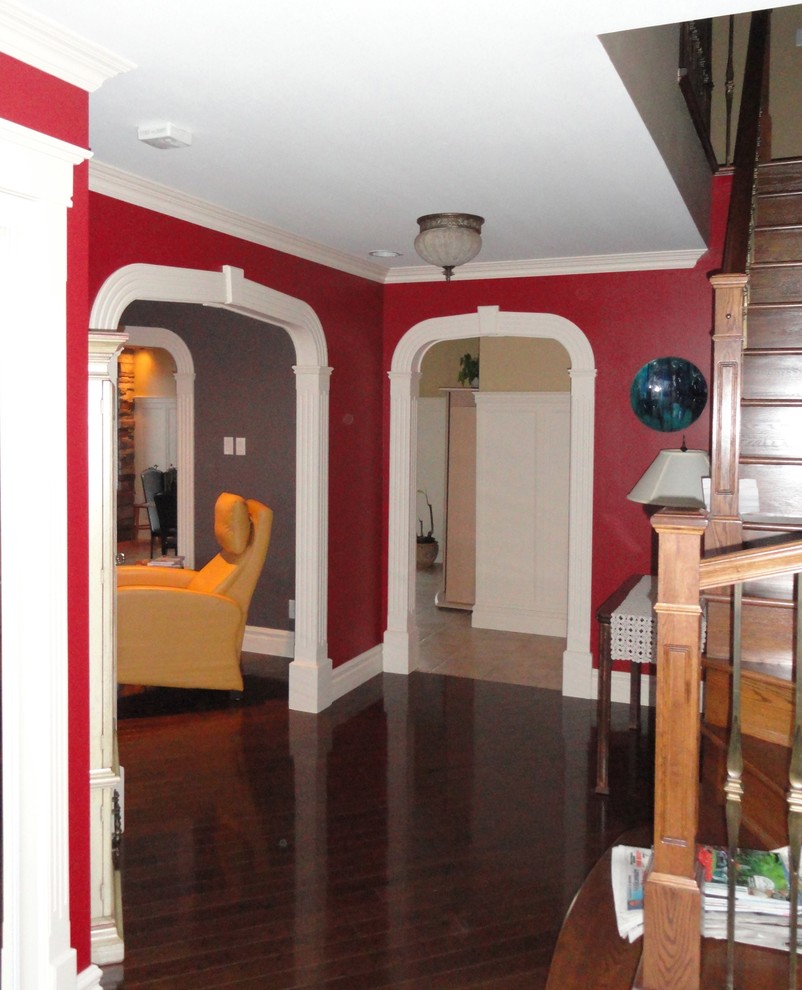 Foto di un soggiorno tradizionale di medie dimensioni e chiuso con sala formale, pareti rosse, parquet scuro, camino ad angolo e cornice del camino in pietra