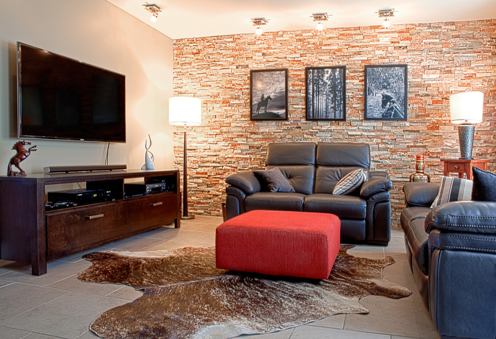 Diseño de salón abierto clásico de tamaño medio con paredes marrones, suelo de baldosas de cerámica, televisor colgado en la pared y suelo gris