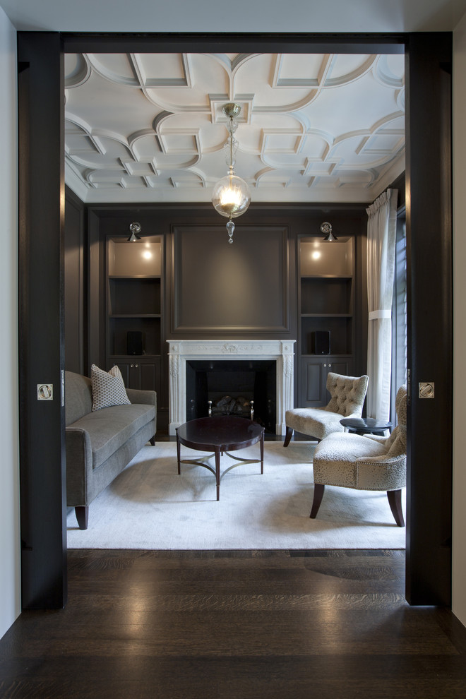Стильный дизайн: гостиная комната в стиле неоклассика (современная классика) с бежевыми стенами, темным паркетным полом, стандартным камином и ковром на полу - последний тренд