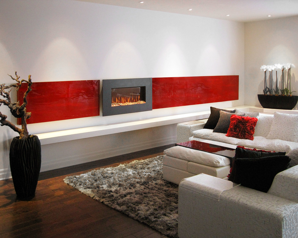 Esempio di un soggiorno minimalista di medie dimensioni e aperto con pareti bianche, parquet scuro, TV autoportante e camino lineare Ribbon