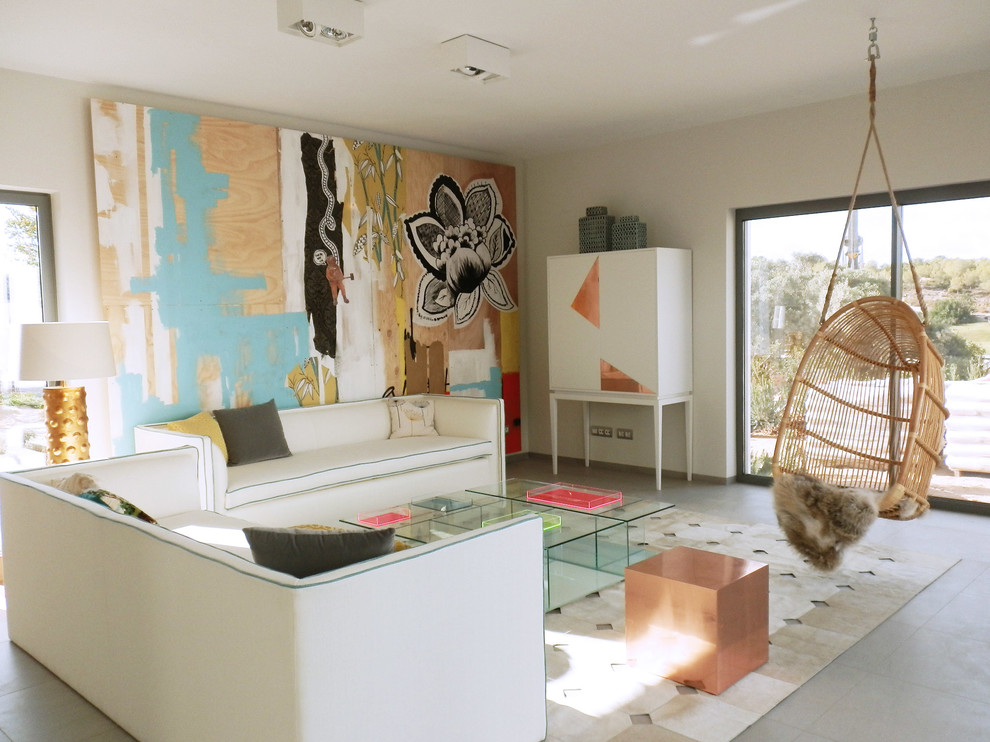 Großes, Repräsentatives, Offenes, Fernseherloses Modernes Wohnzimmer ohne Kamin mit weißer Wandfarbe und Kalkstein in Alicante-Costa Blanca