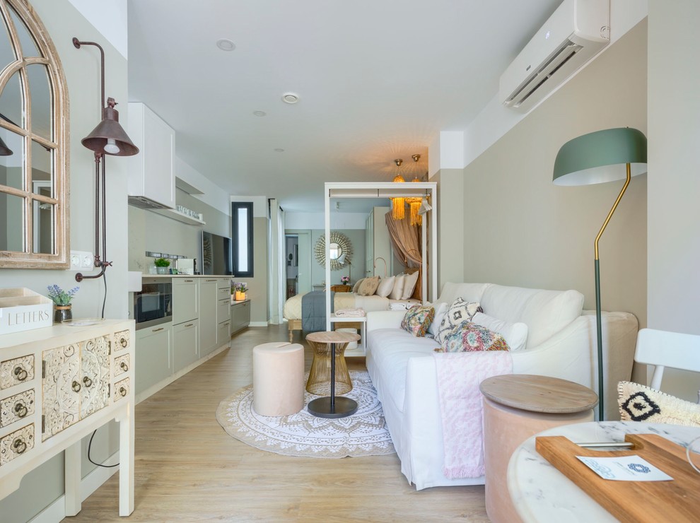 Esempio di un piccolo soggiorno boho chic stile loft con pareti verdi, pavimento in gres porcellanato, TV a parete e pavimento marrone