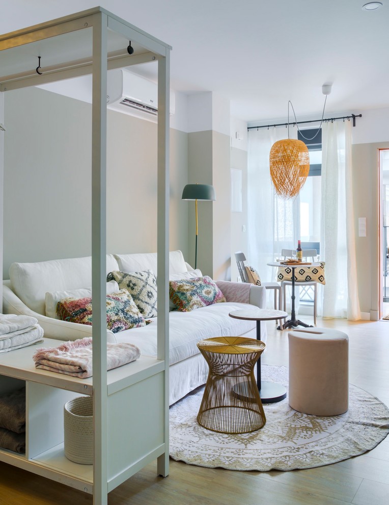 Kleines Stilmix Wohnzimmer im Loft-Stil mit grüner Wandfarbe, Porzellan-Bodenfliesen, TV-Wand und braunem Boden