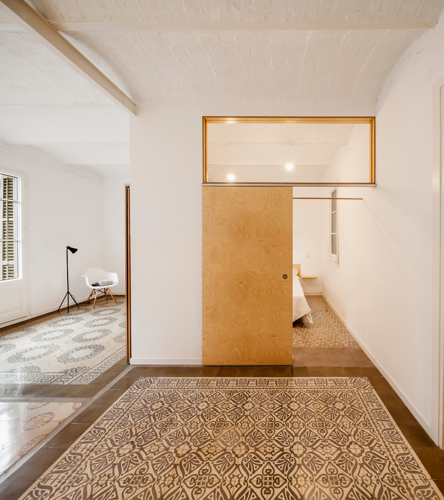 Foto de salón abierto nórdico de tamaño medio con paredes blancas