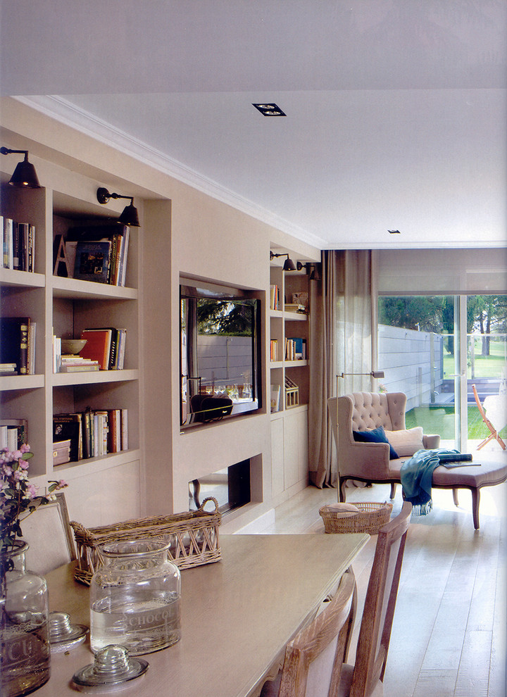 Immagine di un ampio soggiorno mediterraneo aperto con sala formale, pareti beige e parquet chiaro