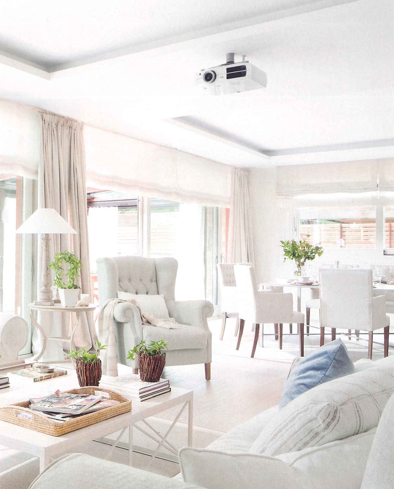 Diseño de salón para visitas abierto mediterráneo extra grande con paredes blancas y suelo de madera clara