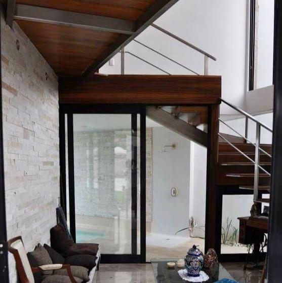 Свежая идея для дизайна: маленькая открытая гостиная комната в современном стиле с белыми стенами, мраморным полом и разноцветным полом без камина для на участке и в саду - отличное фото интерьера