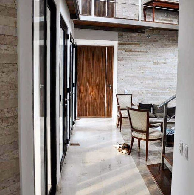 Modelo de salón abierto contemporáneo pequeño sin chimenea con paredes blancas, suelo de mármol y suelo multicolor
