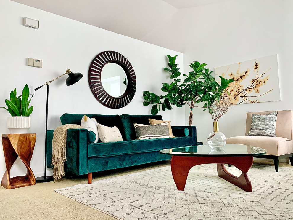 Стильный дизайн: маленькая изолированная гостиная комната в стиле ретро с белыми стенами, ковровым покрытием, бежевым полом и сводчатым потолком без камина, телевизора для на участке и в саду - последний тренд
