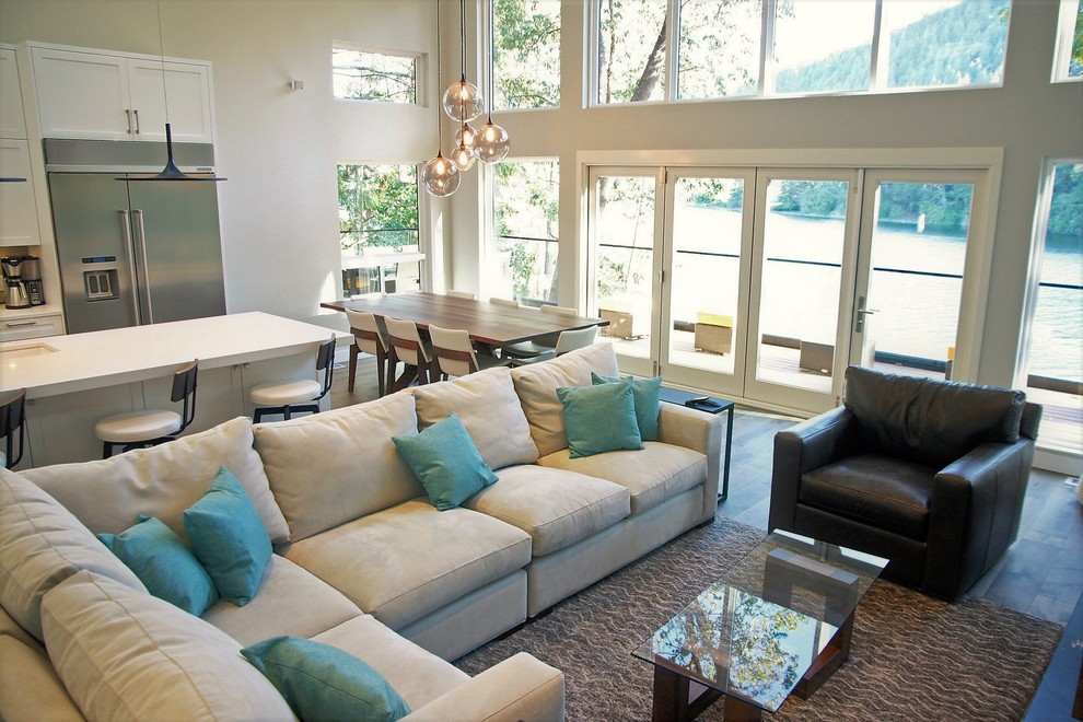 Großes, Offenes Modernes Wohnzimmer mit weißer Wandfarbe, braunem Holzboden, Gaskamin, gefliester Kaminumrandung, TV-Wand und braunem Boden in Vancouver