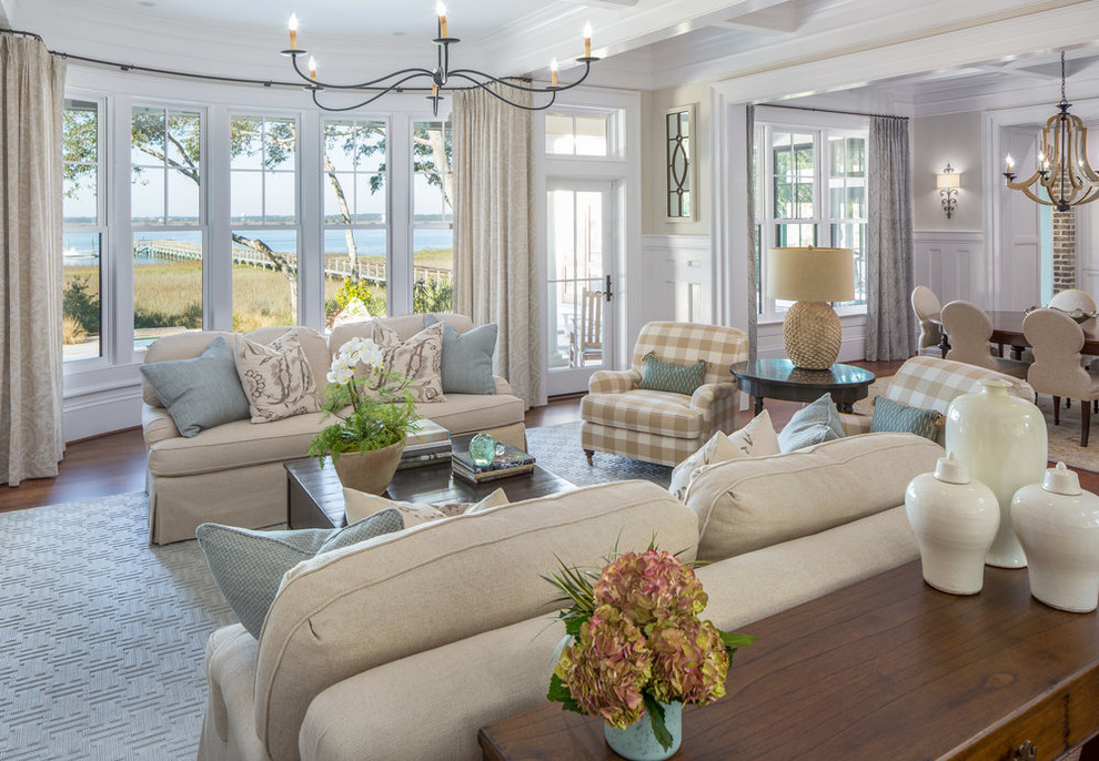 Foto di un grande soggiorno stile marinaro aperto con sala formale, pareti beige, parquet scuro, nessuna TV e pavimento marrone