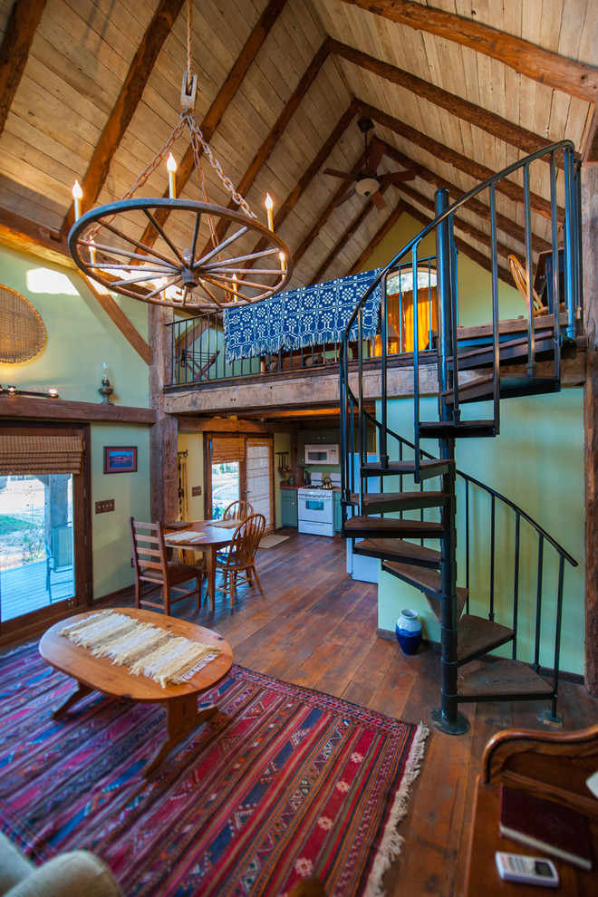 Immagine di un piccolo soggiorno country con pareti verdi e pavimento in legno massello medio