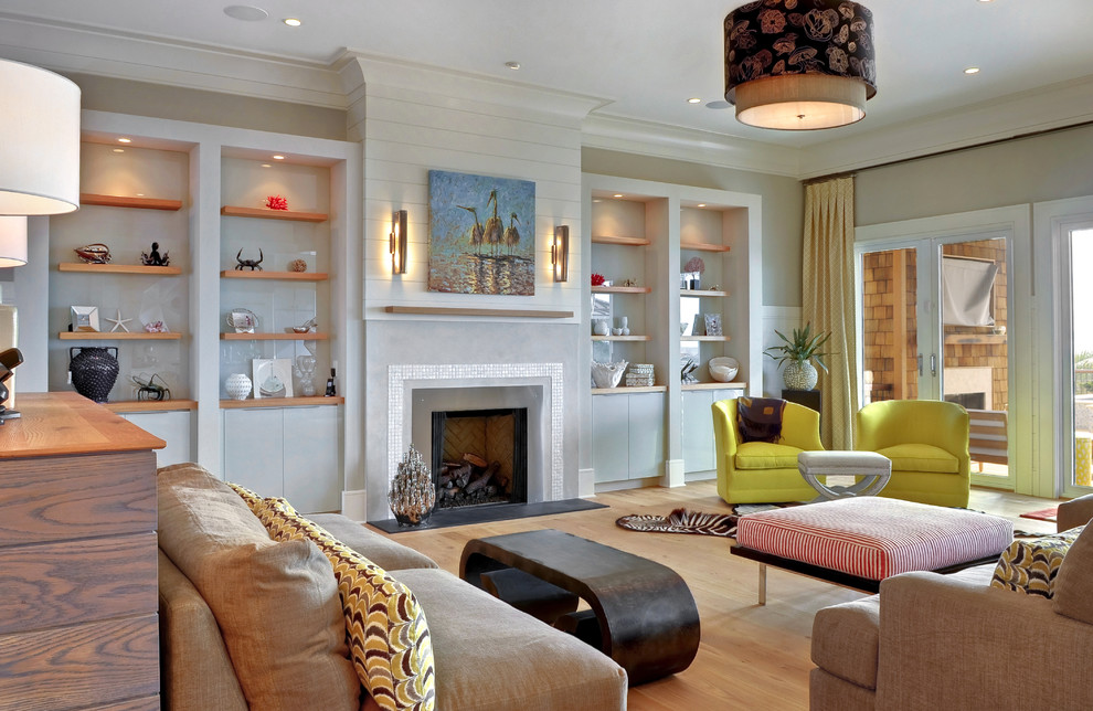 Wohnzimmer mit beiger Wandfarbe, braunem Holzboden und Kamin in Charleston