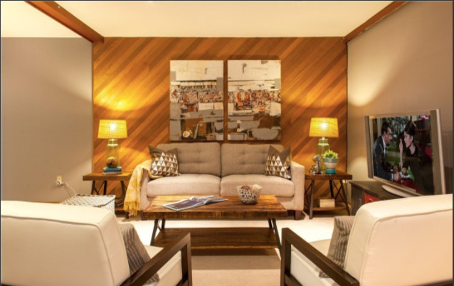 Идея дизайна: открытая гостиная комната среднего размера в современном стиле с фиолетовыми стенами, ковровым покрытием и отдельно стоящим телевизором без камина