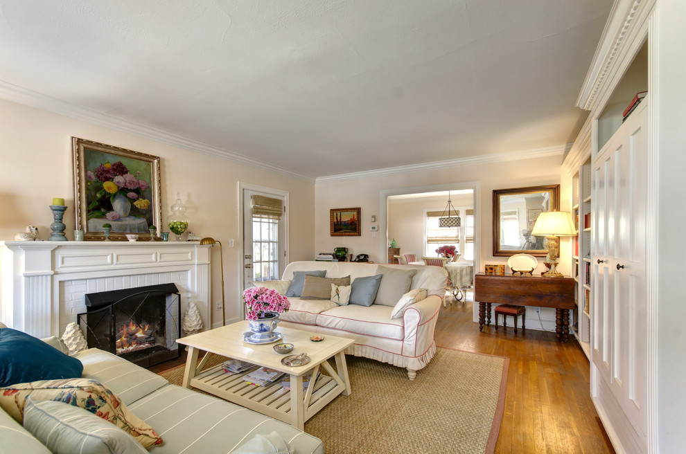 Foto di un soggiorno classico con pareti beige