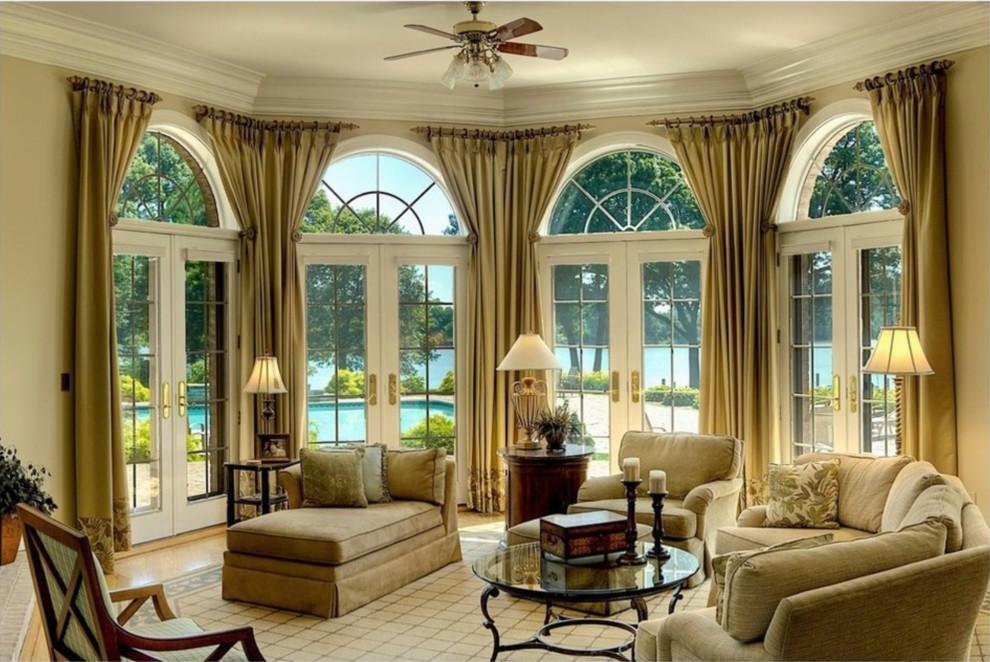 Стильный дизайн: большая открытая гостиная комната в классическом стиле с бежевыми стенами, светлым паркетным полом и коричневым полом - последний тренд