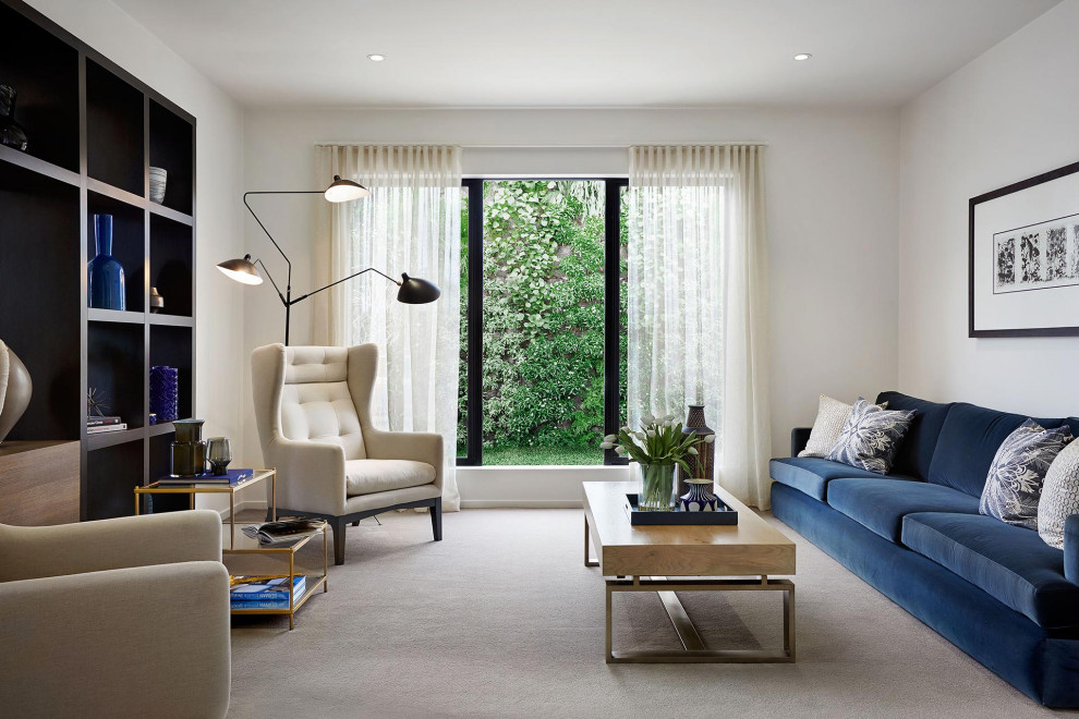 Immagine di un grande soggiorno minimal con pareti bianche, moquette e pavimento beige