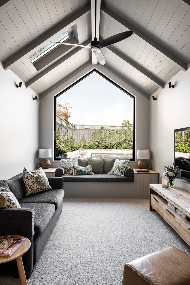 Abgetrenntes Modernes Wohnzimmer mit weißer Wandfarbe, Teppichboden, TV-Wand und grauem Boden in Perth