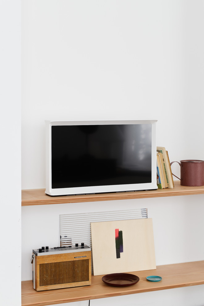 Inredning av ett modernt vardagsrum, med en fristående TV