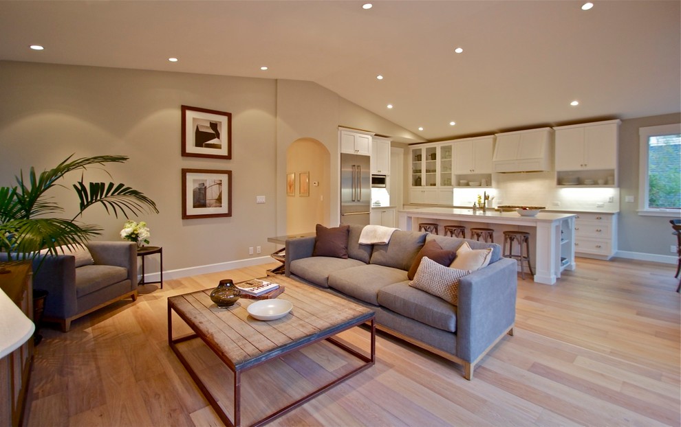 Mittelgroßes, Offenes Landhaus Wohnzimmer ohne Kamin mit hellem Holzboden und beigem Boden in San Francisco