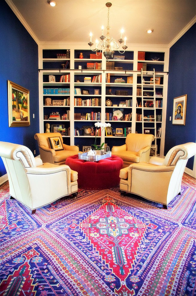 Immagine di un soggiorno bohémian di medie dimensioni con pareti blu, parquet scuro, camino classico, cornice del camino in pietra, nessuna TV, pavimento marrone e libreria