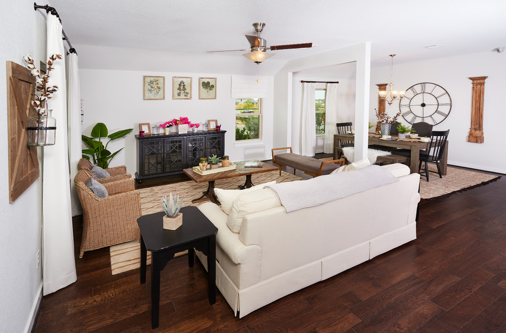 Стильный дизайн: открытая гостиная комната среднего размера в стиле кантри с белыми стенами, темным паркетным полом и коричневым полом - последний тренд