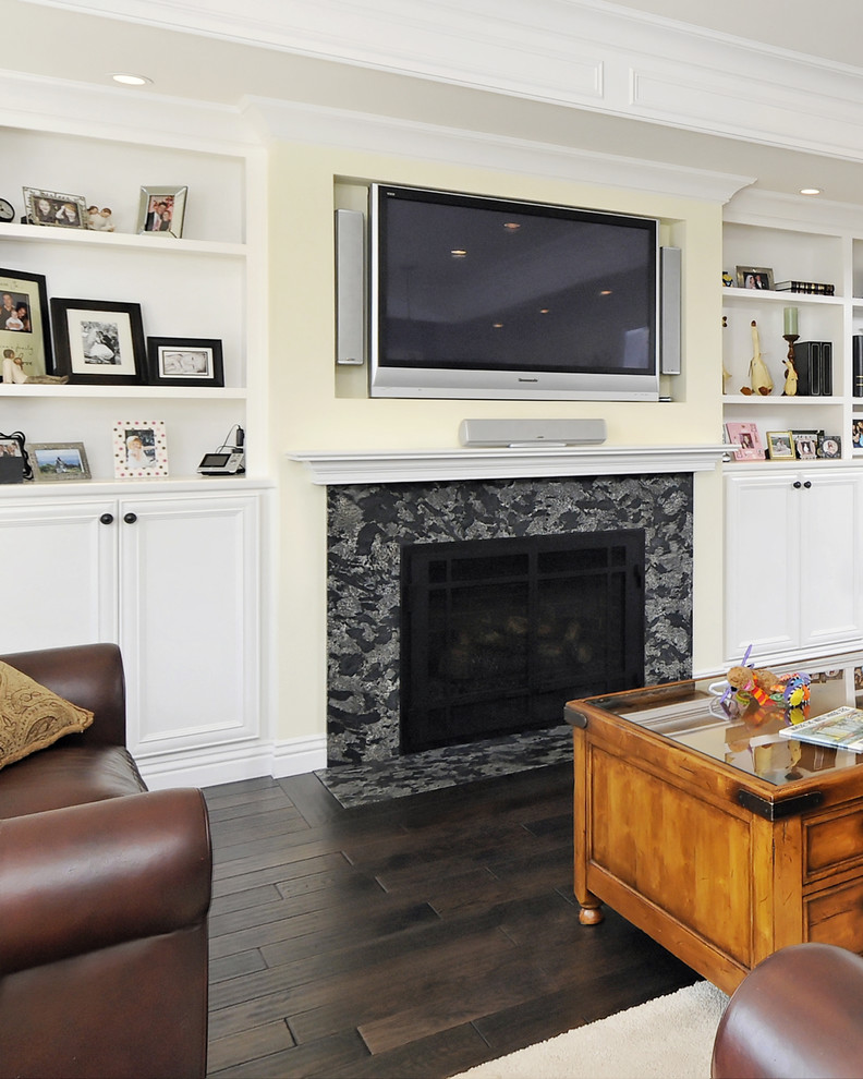 На фото: гостиная комната в стиле кантри с бежевыми стенами, стандартным камином и телевизором на стене