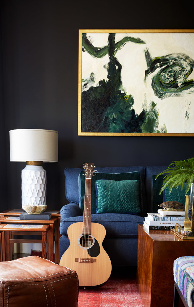 Идея дизайна: изолированная гостиная комната среднего размера в стиле фьюжн с синими стенами, паркетным полом среднего тона, красным полом и синим диваном