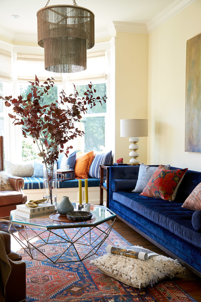 Mittelgroßes, Abgetrenntes Stilmix Wohnzimmer mit beiger Wandfarbe, braunem Holzboden und braunem Boden in San Francisco