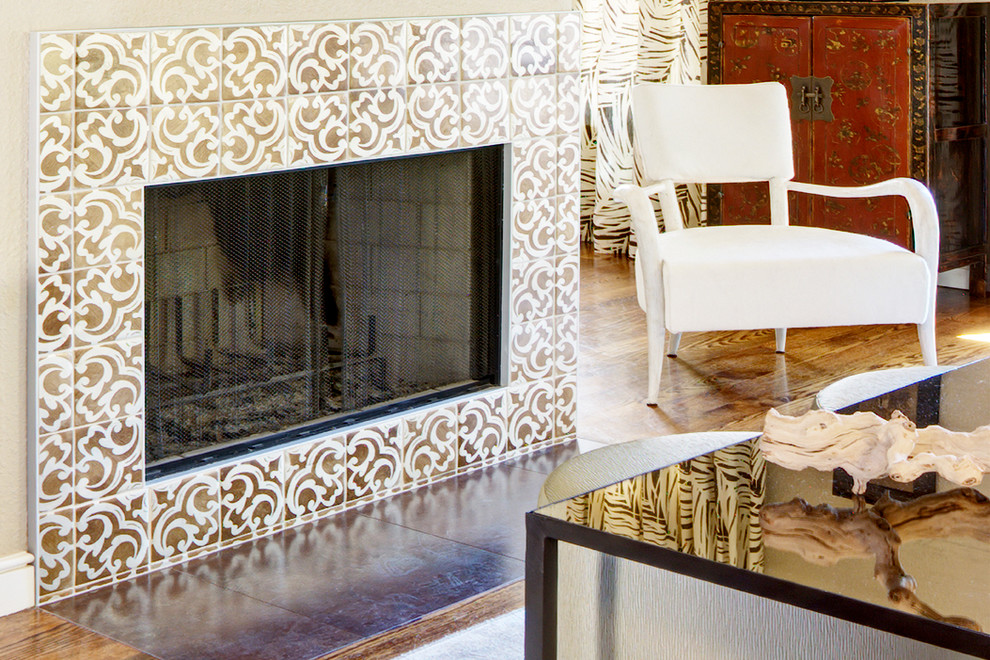 Imagen de salón para visitas tradicional renovado de tamaño medio con paredes beige, suelo de madera en tonos medios, todas las chimeneas y marco de chimenea de baldosas y/o azulejos