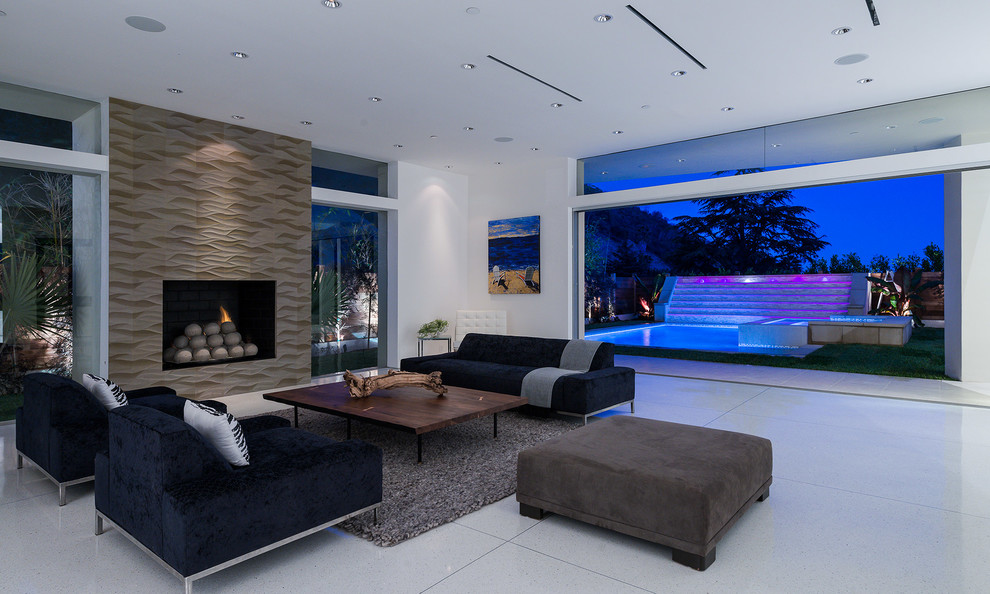 Modernes Wohnzimmer mit weißer Wandfarbe in Los Angeles