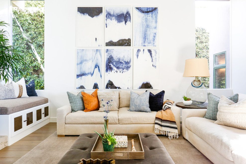 Großes, Offenes Maritimes Wohnzimmer mit weißer Wandfarbe und hellem Holzboden in Orange County