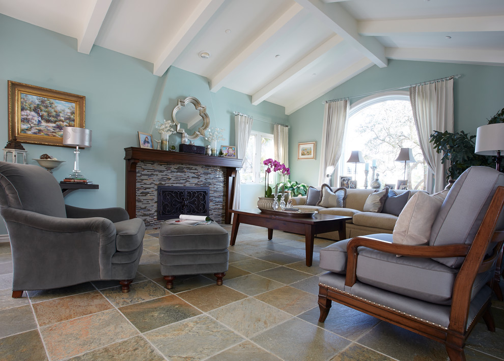Источник вдохновения для домашнего уюта: парадная гостиная комната в стиле неоклассика (современная классика) с зелеными стенами, полом из сланца и стандартным камином