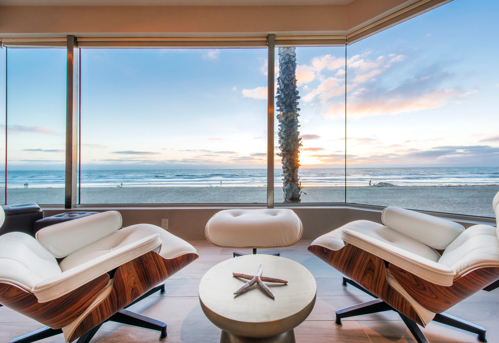 Offenes, Mittelgroßes Maritimes Wohnzimmer mit beiger Wandfarbe, hellem Holzboden, Kamin, Kaminumrandung aus Stein und TV-Wand in San Diego
