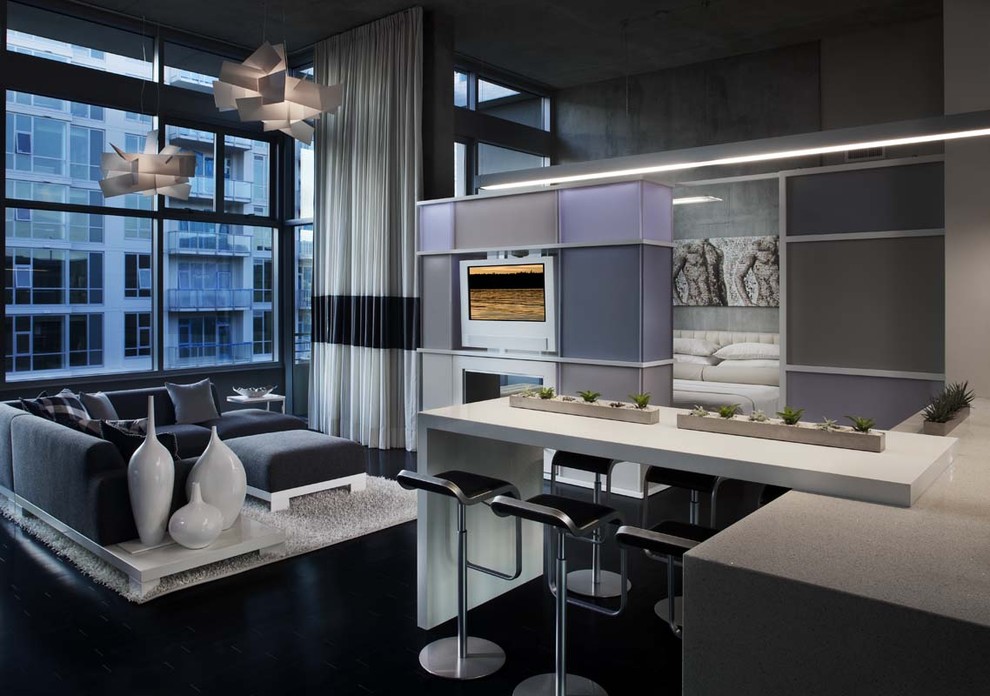 Свежая идея для дизайна: гостиная комната в современном стиле с мультимедийным центром - отличное фото интерьера